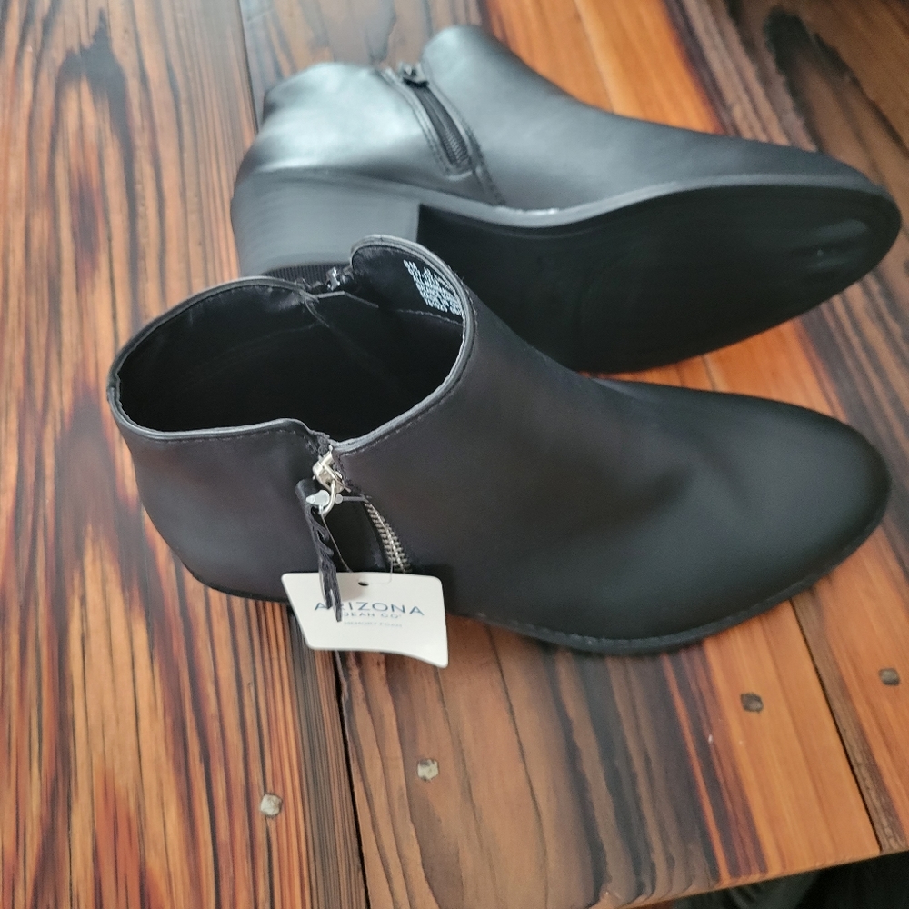 NWT Arizona Memory Foam boots size 8